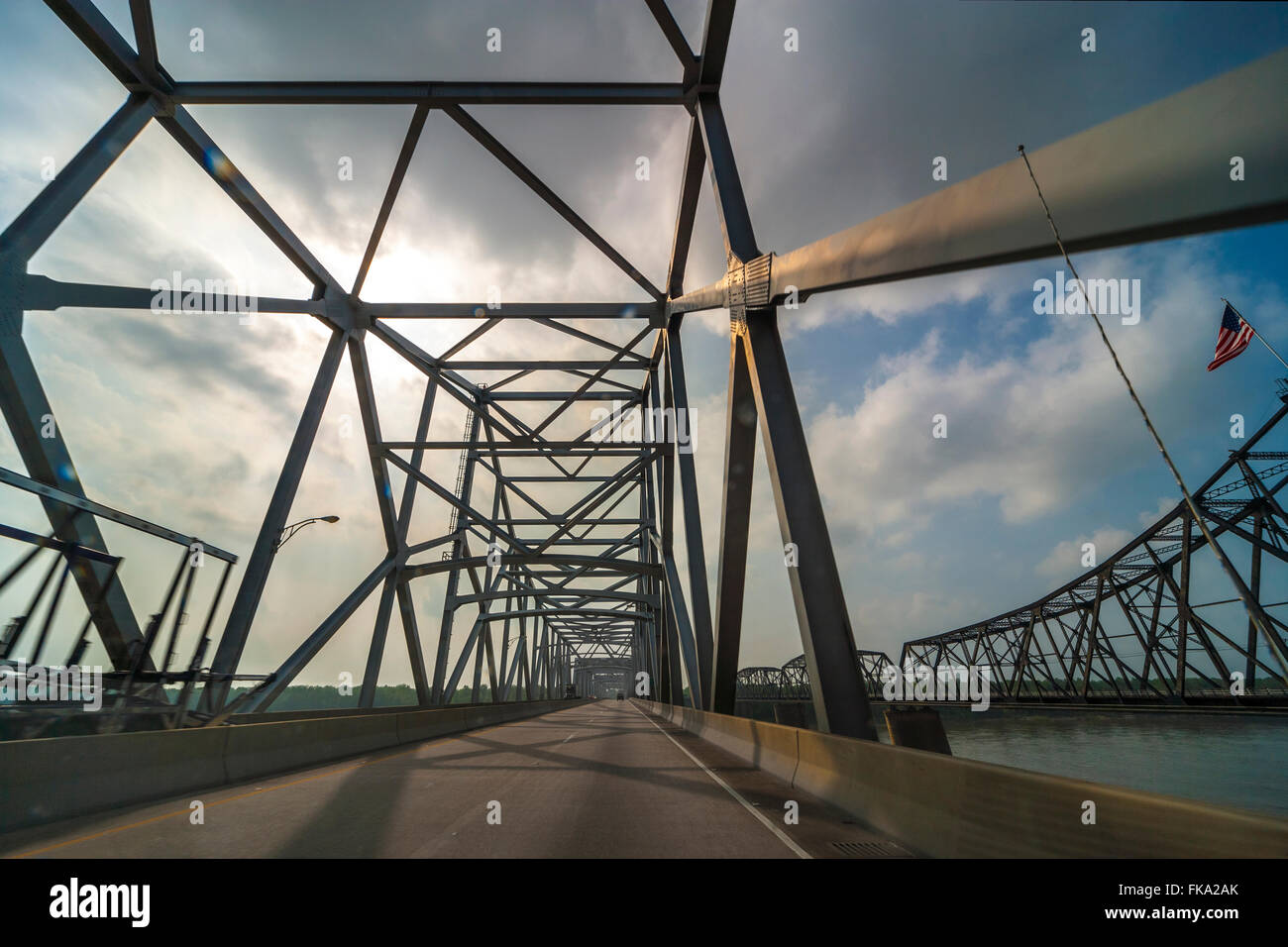 Vicksburg i-20-Brücke mit alten Vicksburg Brücke auf der rechten Seite. Überquerung des Mississippi River und der Staatsgrenze von Miss La. Stockfoto