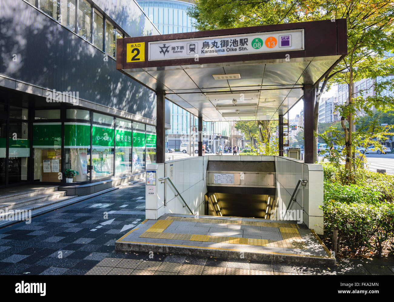 Eingang zur U-Bahn-Station Karasuma Oike auf die Karasuma-Linie und die Tōzai-Linie, Kyoto, Japan Stockfoto