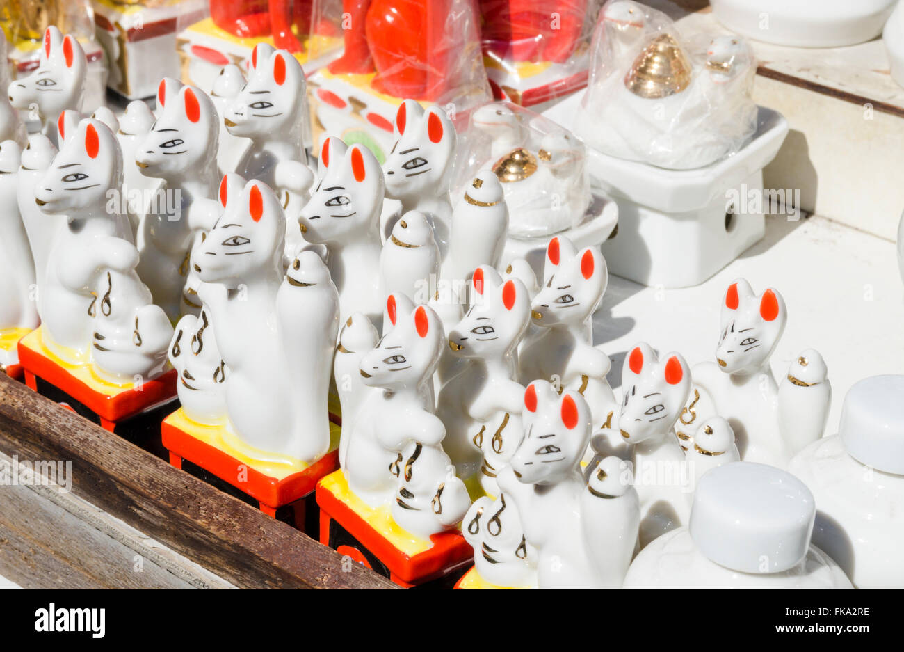 Keramische Fox Schmuckstücke am Fushimi Inari Schrein, Kyoto, Japan Stockfoto