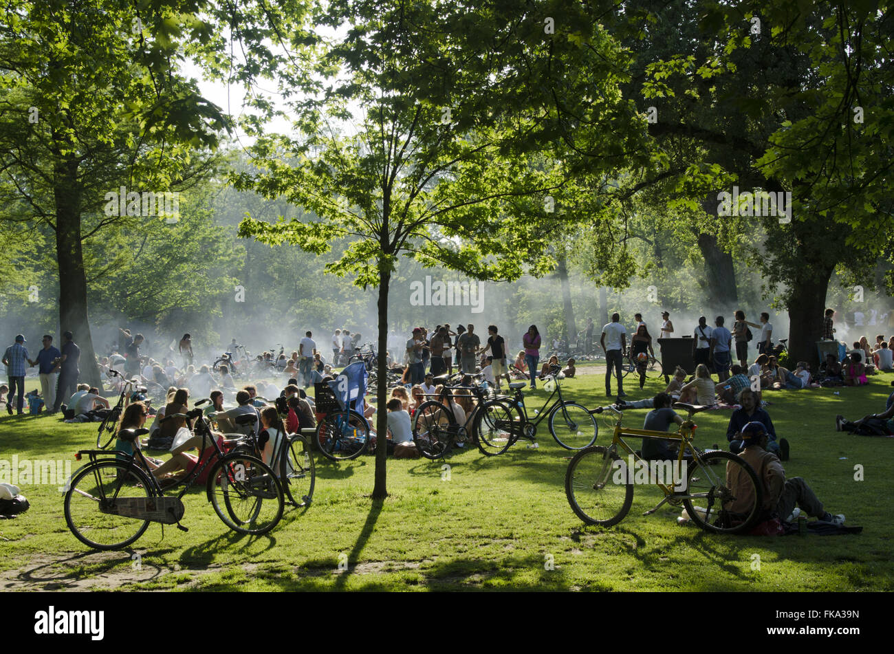 Bevölkerung im Vondelpark an einem heißen Tag - Südstadt Stockfoto
