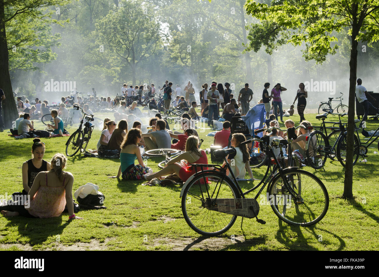 Bevölkerung im Vondelpark an einem heißen Tag - Südstadt Stockfoto