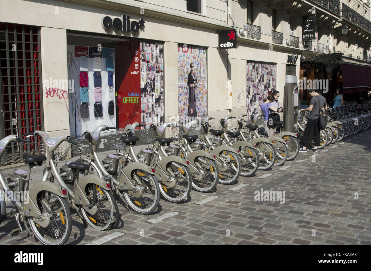 Fahrräder für gemeinsamen Mietvertrag in Paris Straße Stockfoto