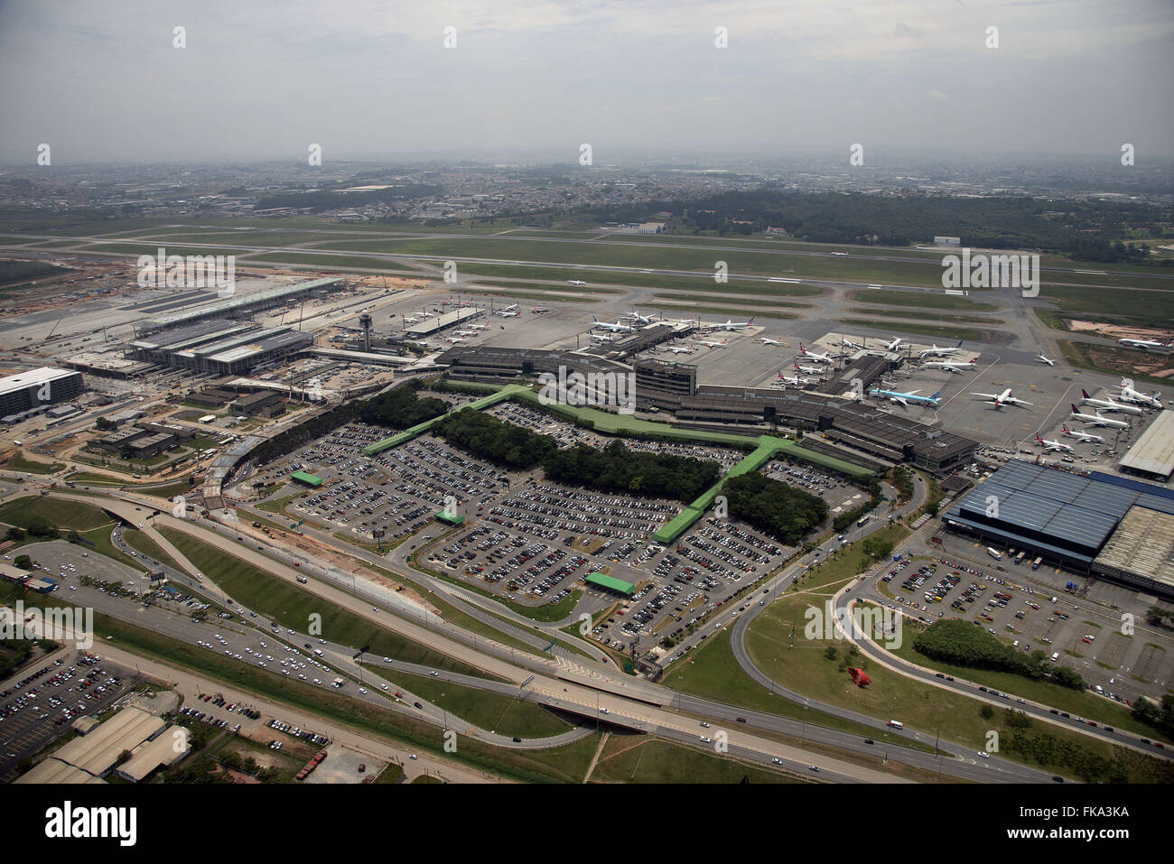 Luftaufnahme von Parkplätzen und Startbahn des internationalen Flughafen von Sao Paulo / Guarulhos Stockfoto
