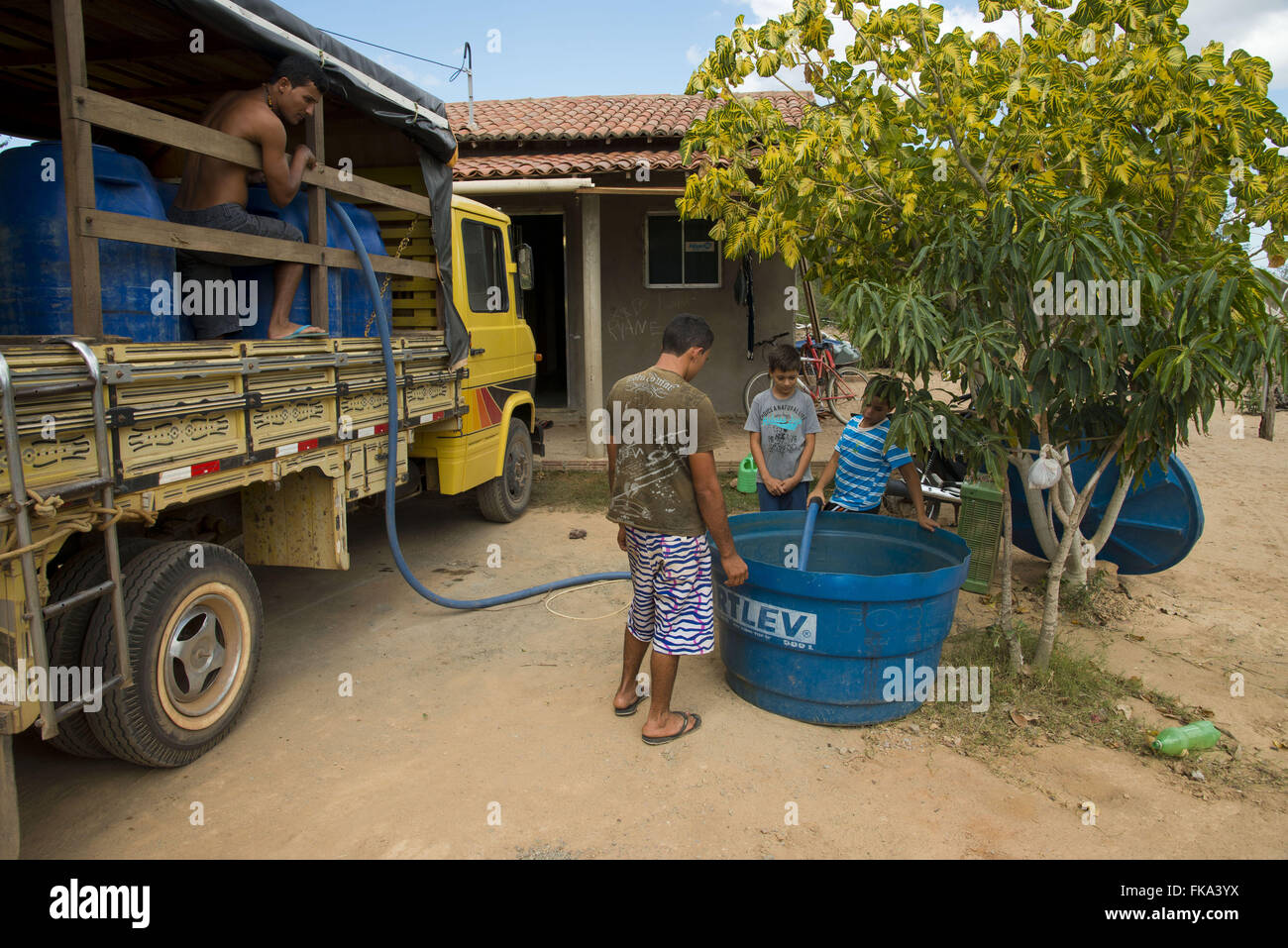 Indischen ethnischen Zugehörigkeit Kapinawá in dem Dorf Maulden empfangen Wasser LKW Stockfoto