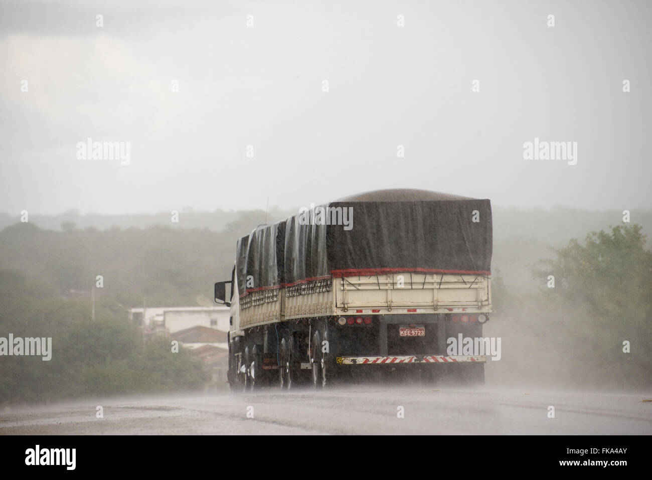 Korn-LKW-Transit-BR-232 mit Herbstregen in Pernambuco Hinterland Stockfoto