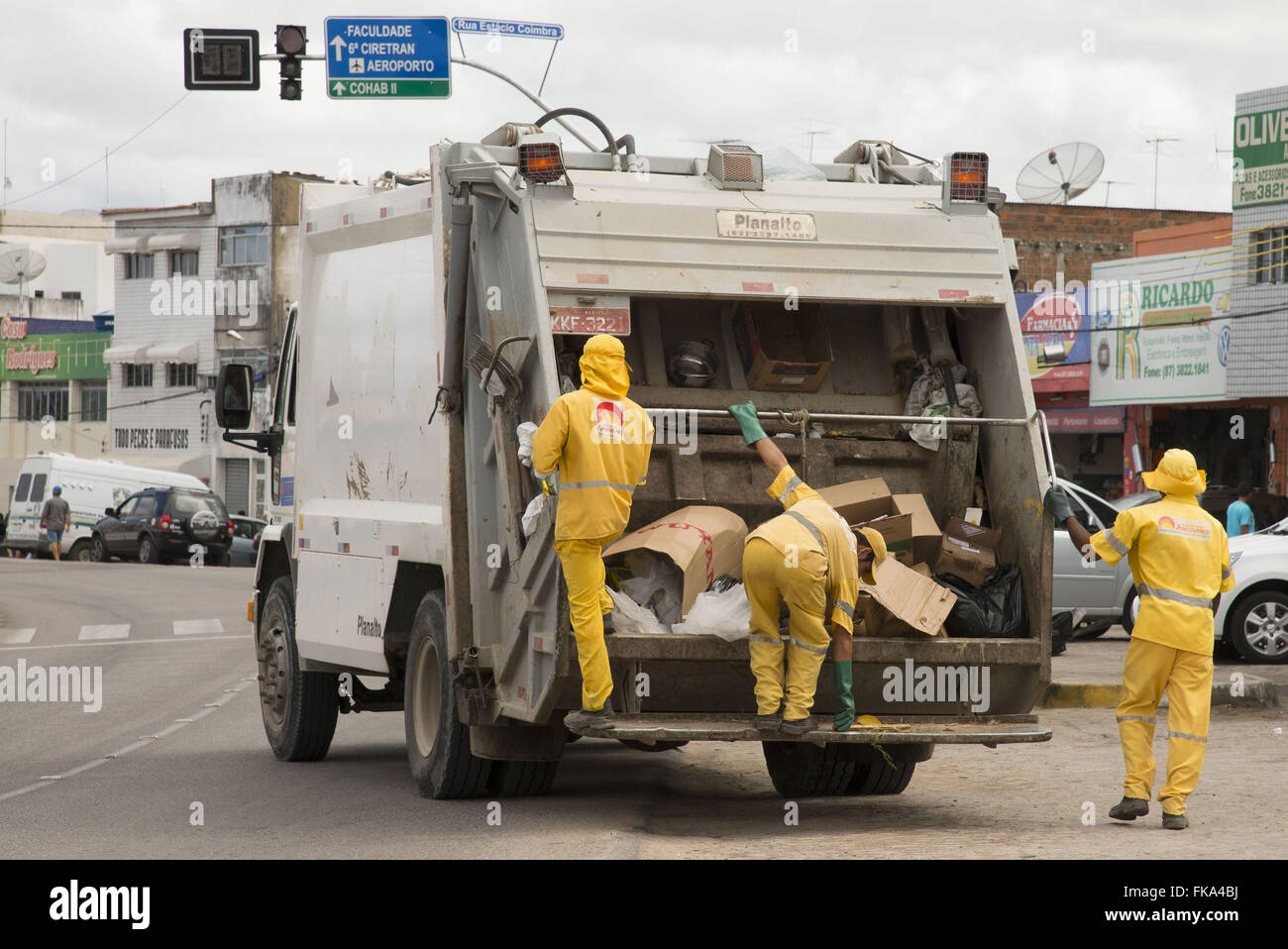 Service der Garbagecollection in der Stadt Arcoverde Stockfoto