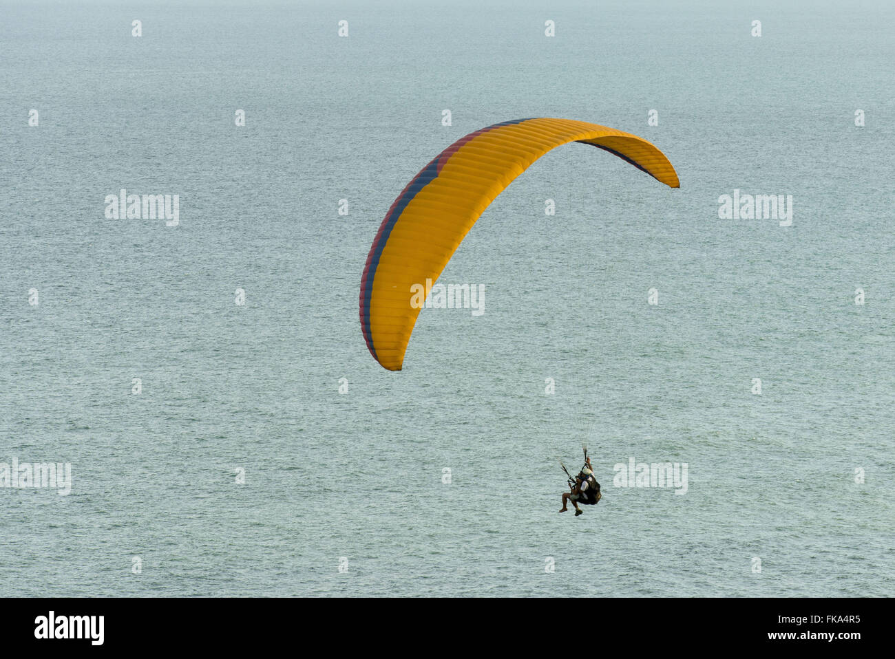 Gleitschirm fliegen über den Strand Pe de Serra Stockfoto