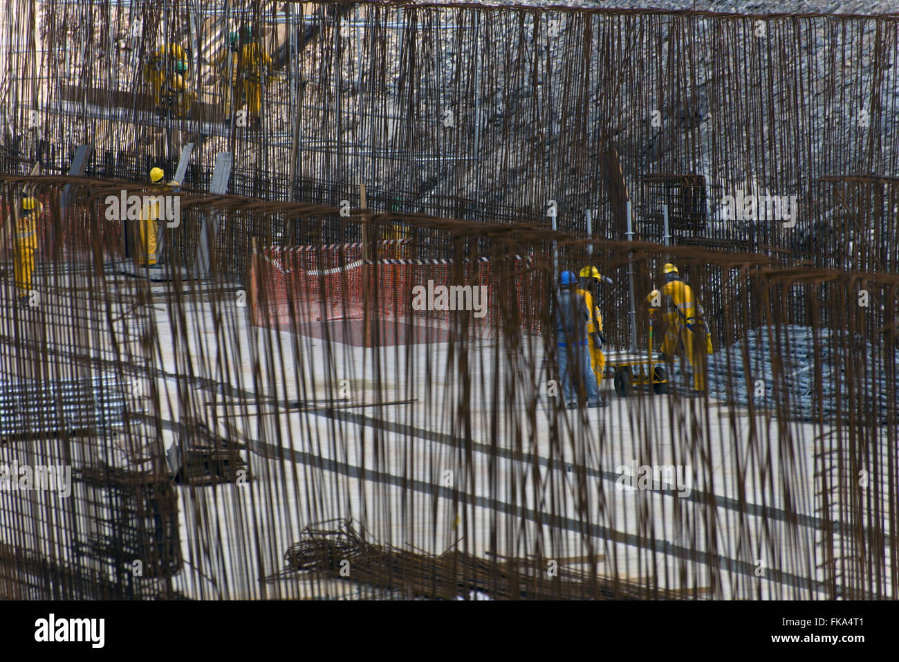 Eisen-Balken und Arbeiter in den Werken, der internationale Flughafen von São Paulo zu erweitern / Guarulhos Stockfoto