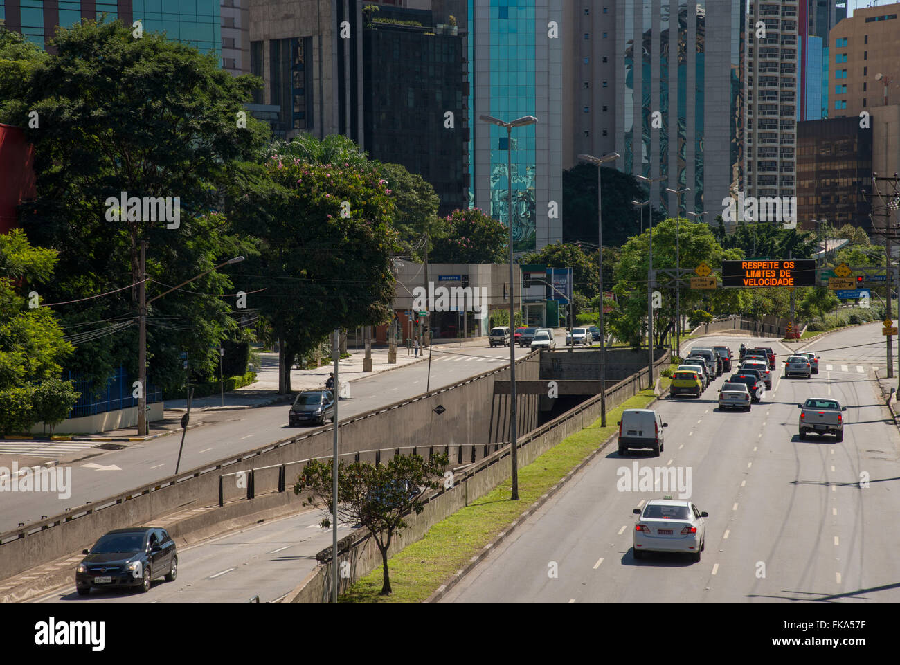 Fahrzeugverkehr auf Avenida Juscelino Kubitschek zum Zeitpunkt der Rua Joao Cachoeira Stockfoto