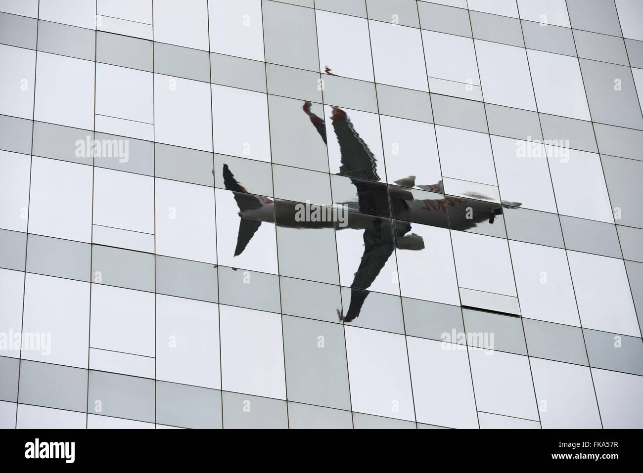 Reflexion des Flugzeugs in Glas Fassade kommerzielle Gebäude im neuen Faria Lima Stockfoto