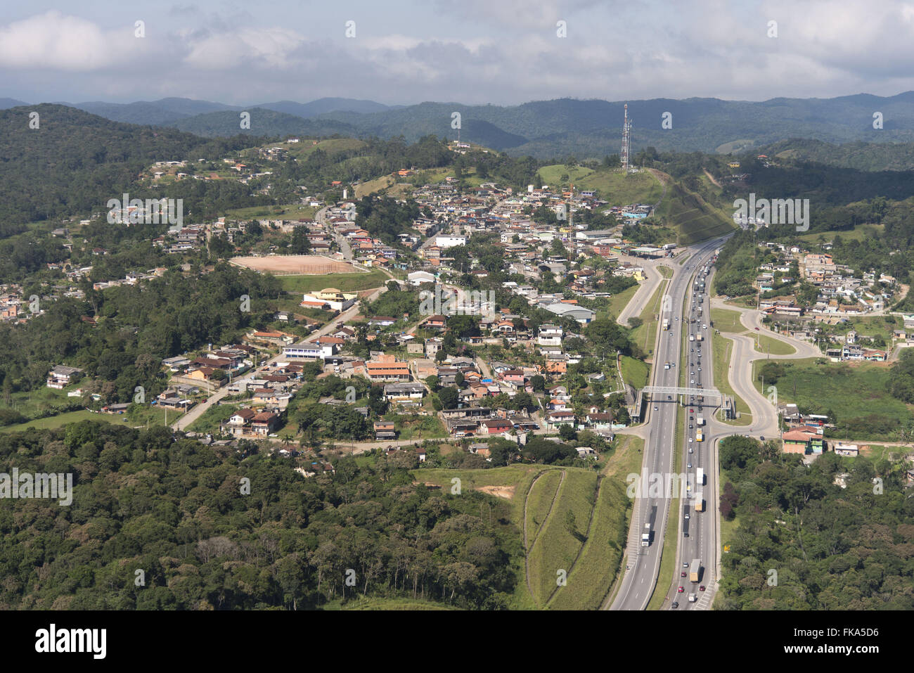 Luftaufnahme des Barnabases Bezirk Gemeinde Juquitiba - Zentrum Staus auf der Autobahn Regis Bittencourt - BR-116 Stockfoto