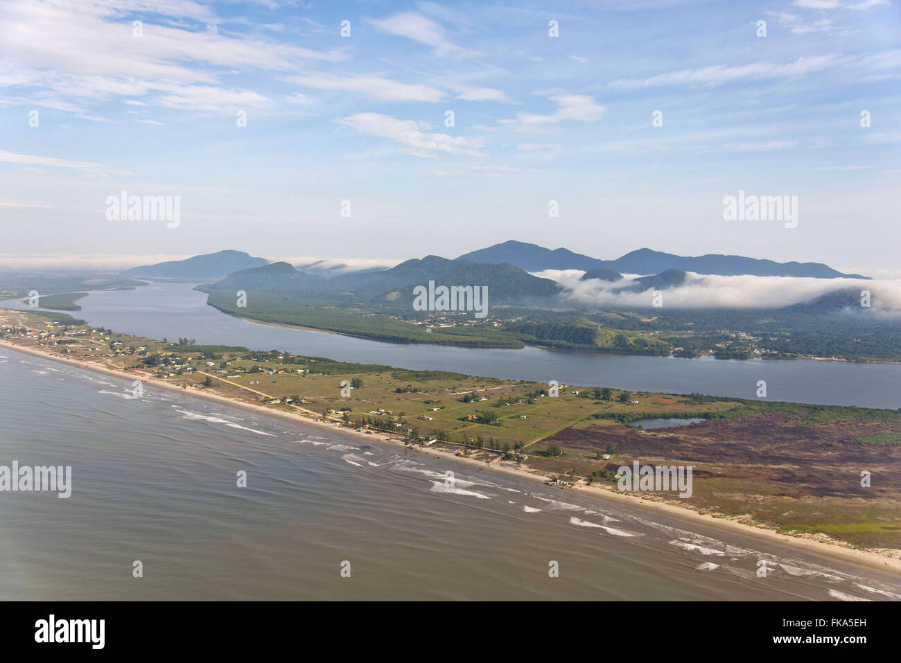 Nordseite des Long Island zwischen dem kleinen Meer und Sierra Iguape Stockfoto