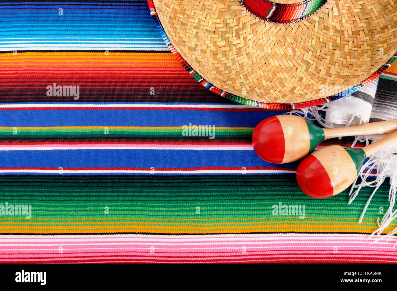 Mexikanischen Hintergrund mit Stroh Sombrero-Hut, Maracas und traditionellen Sarape Decke oder Teppich.  Platz für Kopie. Stockfoto