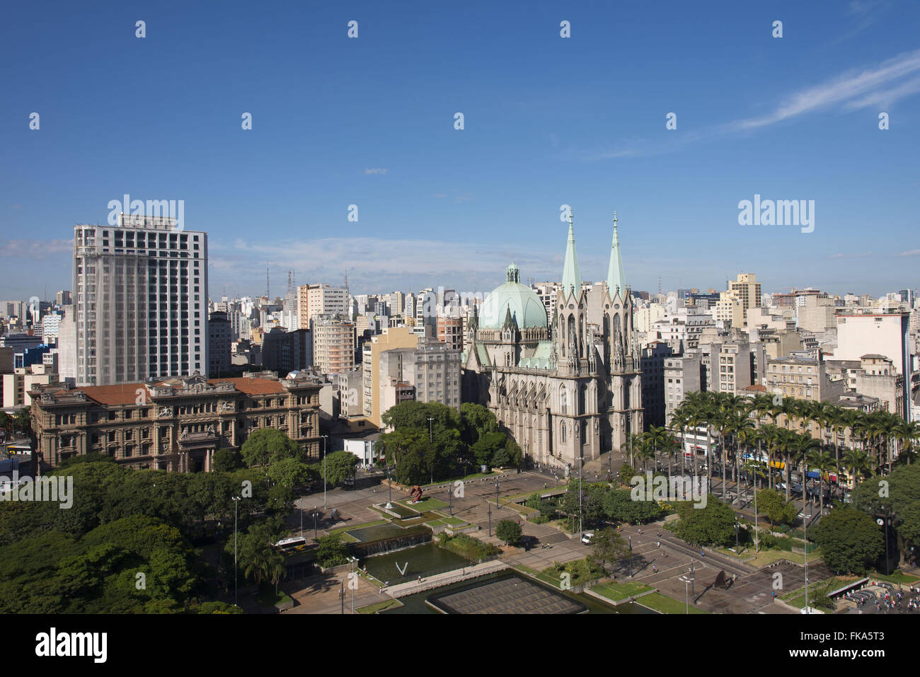 Seite und Top Aussicht auf die Kathedrale in Sao Paulo Forum und Praca da Se Stockfoto