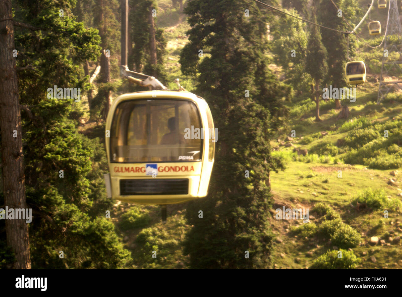 Gulmarg Gandola Stuhl Auto Seilbahn eine Seilbahn, die die Touristen von Gulmarg auf Apharwat Gipfel in zwei Stufen, die weltweit höchsten Stockfoto