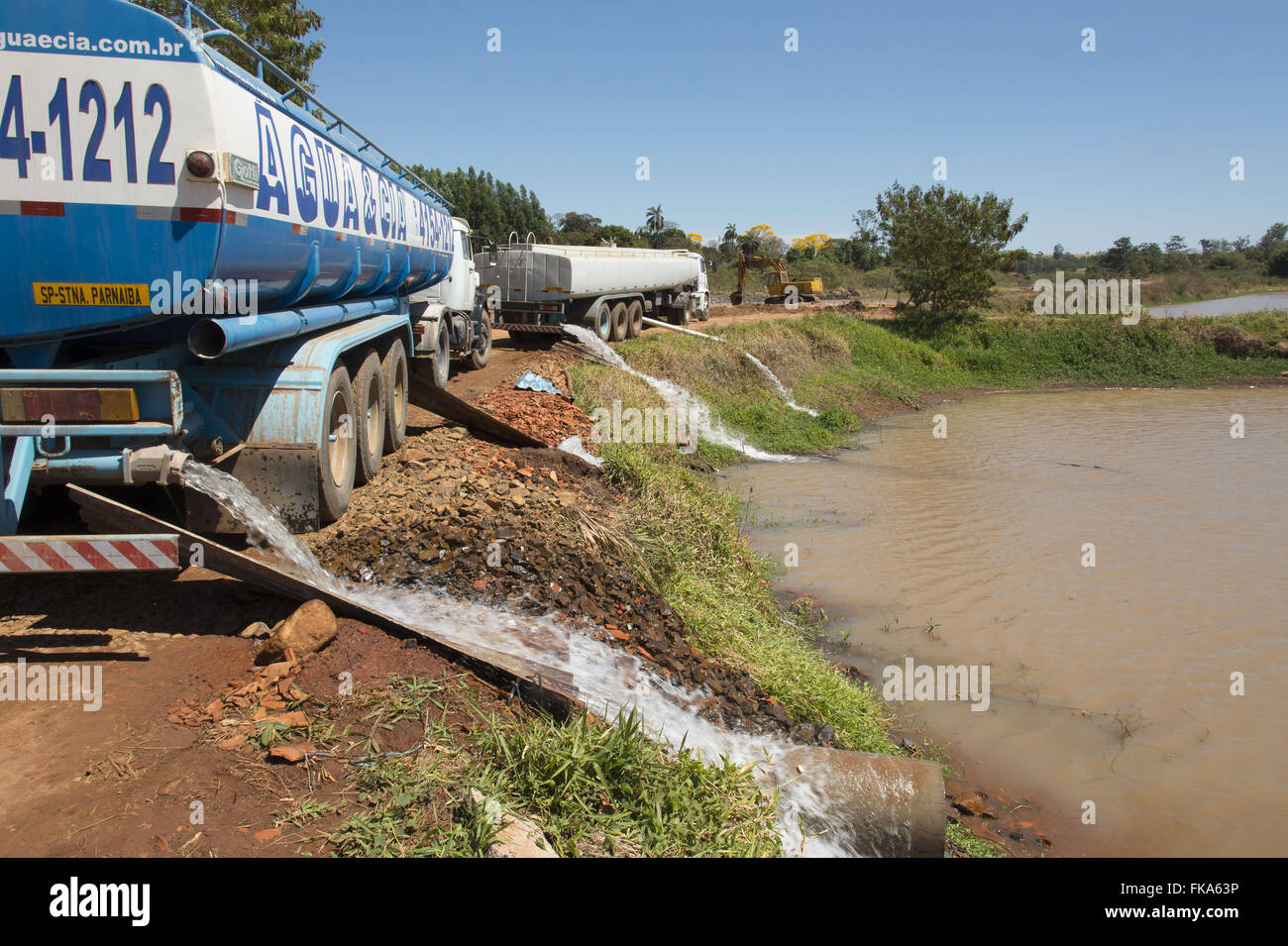 LKW-Tank die Wasserversorgung, die Stadt-Reservoir, das wegen Dürre ausgetrocknet Stockfoto