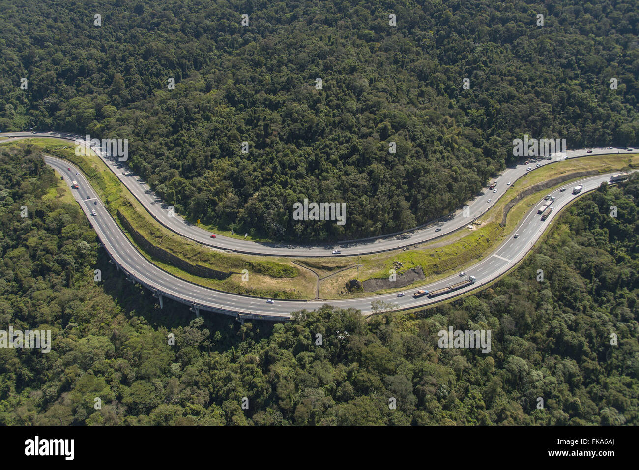 Luftaufnahme des Fernão Dias Autobahn BR-381na Serra da Cantareira Stockfoto