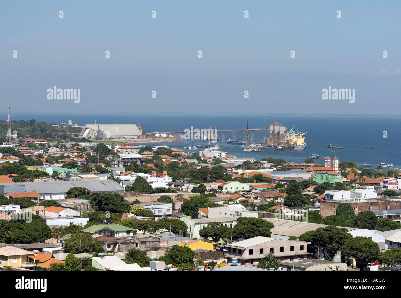 Draufsicht der Stadt liegt am Ufer des Rio Tapajos Stockfoto