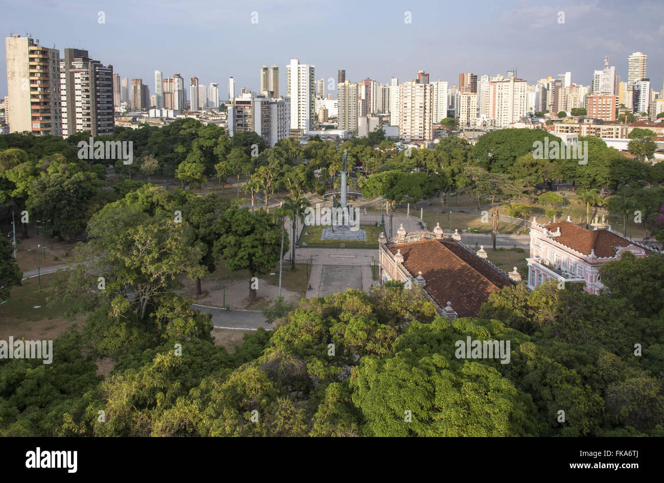 Draufsicht der Praca da Republica in der Altstadt mit Gebäuden aus der Nachbarschaft Redoubt im Hintergrund Stockfoto
