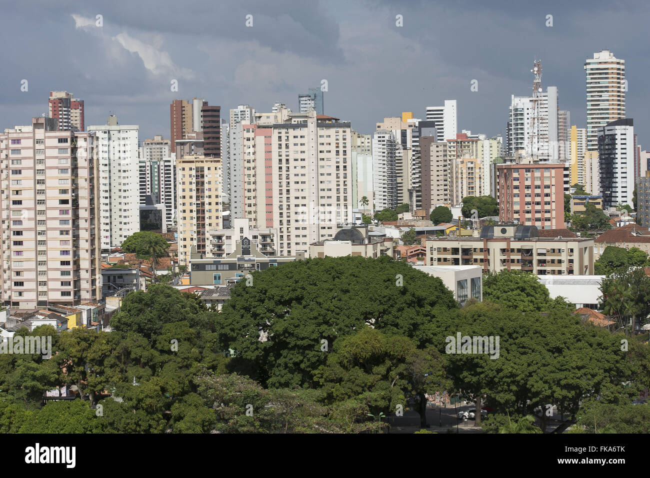Draufsicht der Praca da Republica in der Altstadt mit Gebäuden aus der Nachbarschaft Redoubt im Hintergrund Stockfoto