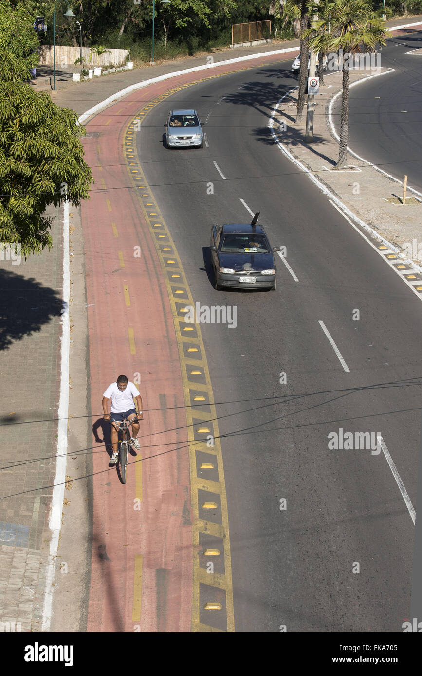 Ciclista Trafegando Em Ciclovia À Esquerda e Veículos À Direita Na Avenida Marechal Castelo Branco Stockfoto