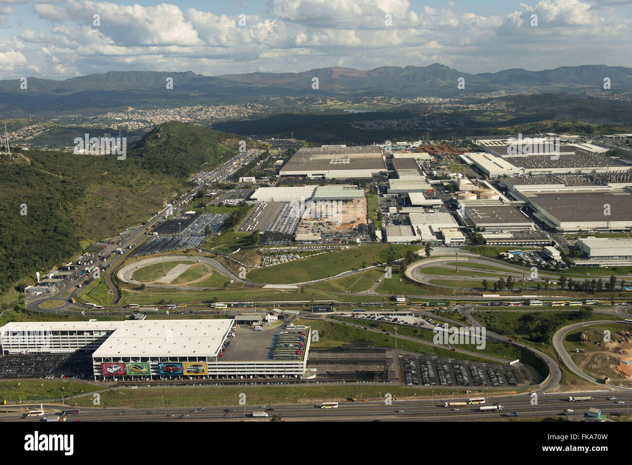 Luftbild von der FIAT-Automobilwerk in Farn "o Dias Autobahn BR-381  Stockfotografie - Alamy