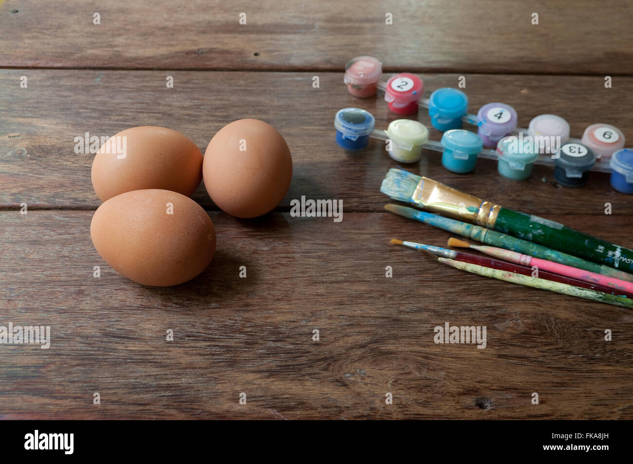 Eiern und Malerei Ausrüstungen. Vorbereitung zum Osterei lackieren. Ausgewählte Fokus auf ein Ei. Stockfoto