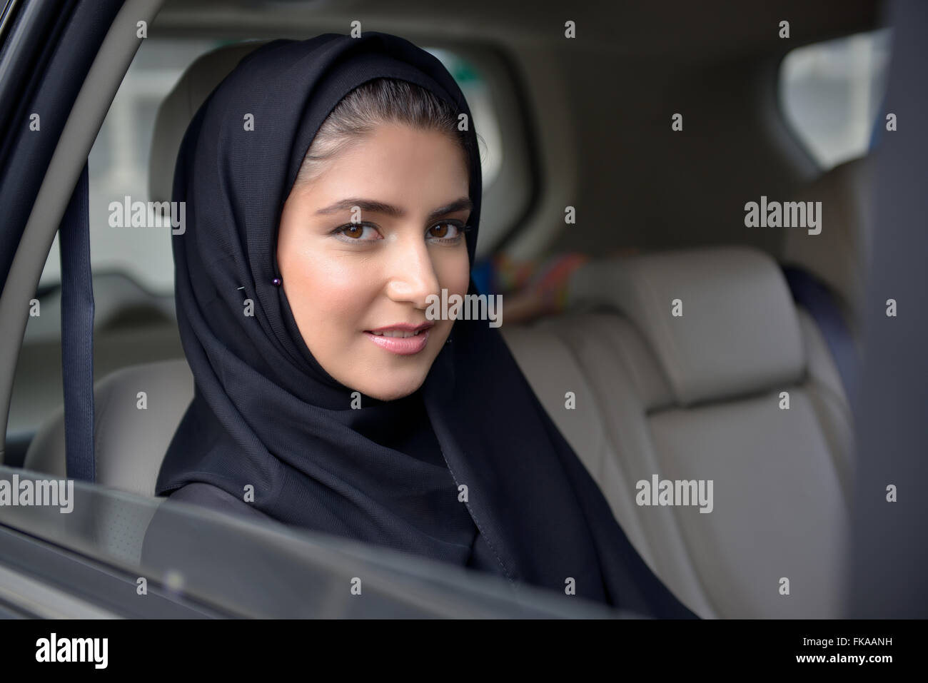 Emirati Young Business-Frau im Auto Stockfoto