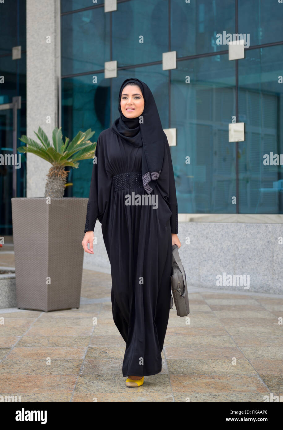 Junge schöne Emirati Geschäftsfrau Stockfoto