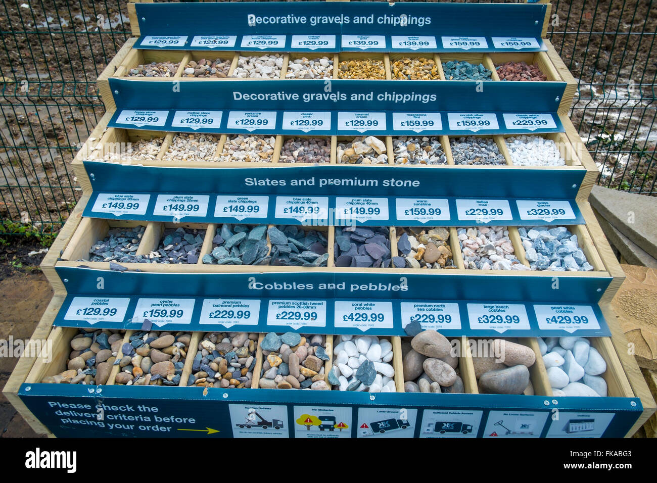 Beispiele von vielen Arten von Kies und Schotter in ein Gartencenter für Bulk-Lieferungen für verwenden auf Laufwerken Stockfoto