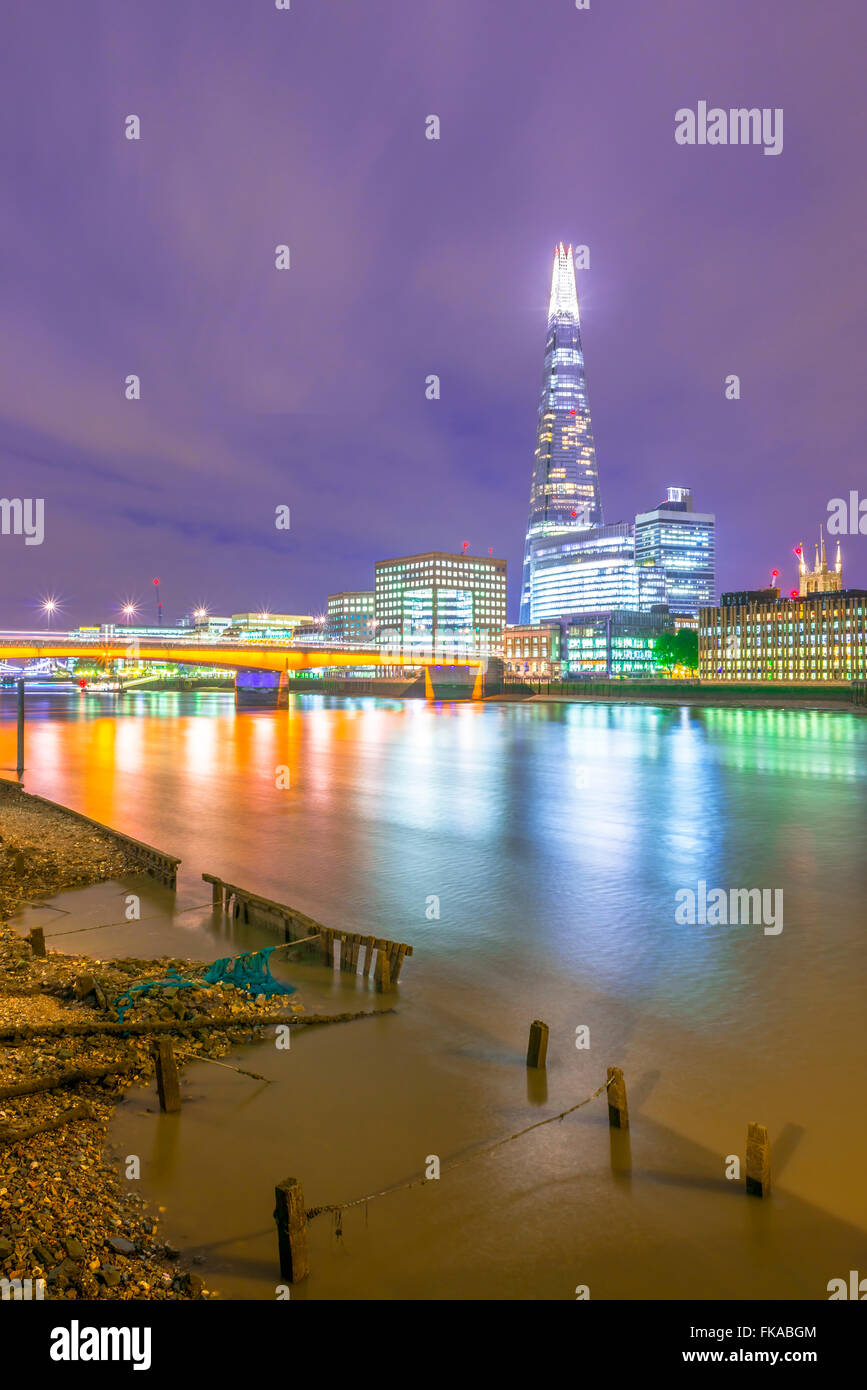 Aufrecht die Scherbe in der Nacht in London Stockfoto