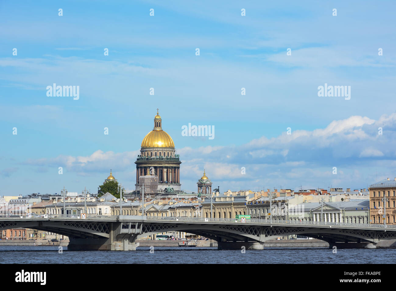 St. Petersburg, Blick vom Kai der Leutnant Schmidt auf Blagoweschenskij Brücke und Kuppel der St. Isaaks Kathedrale Stockfoto