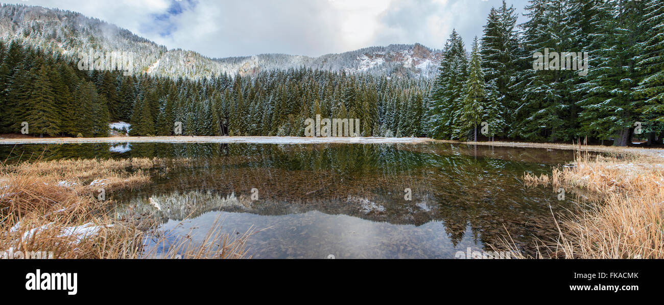 Landschaftsbild Panorama von einem sauberen und klaren Bergsee im Winter. Stockfoto