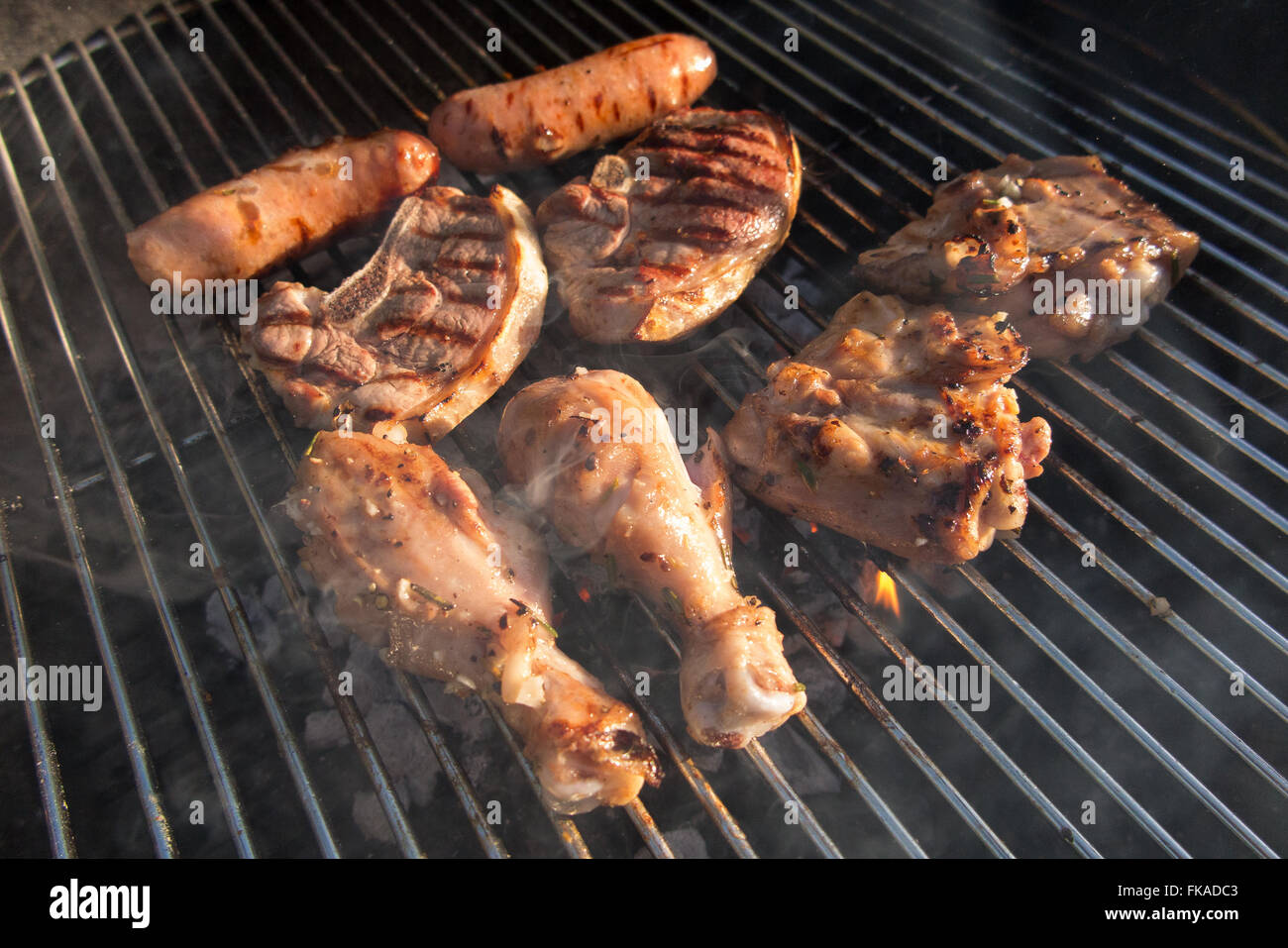 Fleisch grillen auf dem Grill, NotonFest, Milborne Port, Somerset, England, UK Stockfoto