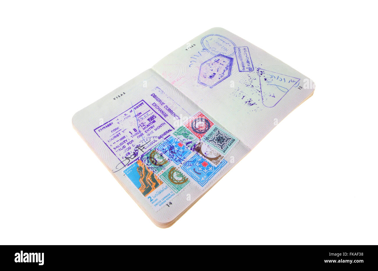 Alten australischen Reisepass mit Visum Briefmarken für Ägypten auf den Seiten isoliert auf weißem Hintergrund Stockfoto
