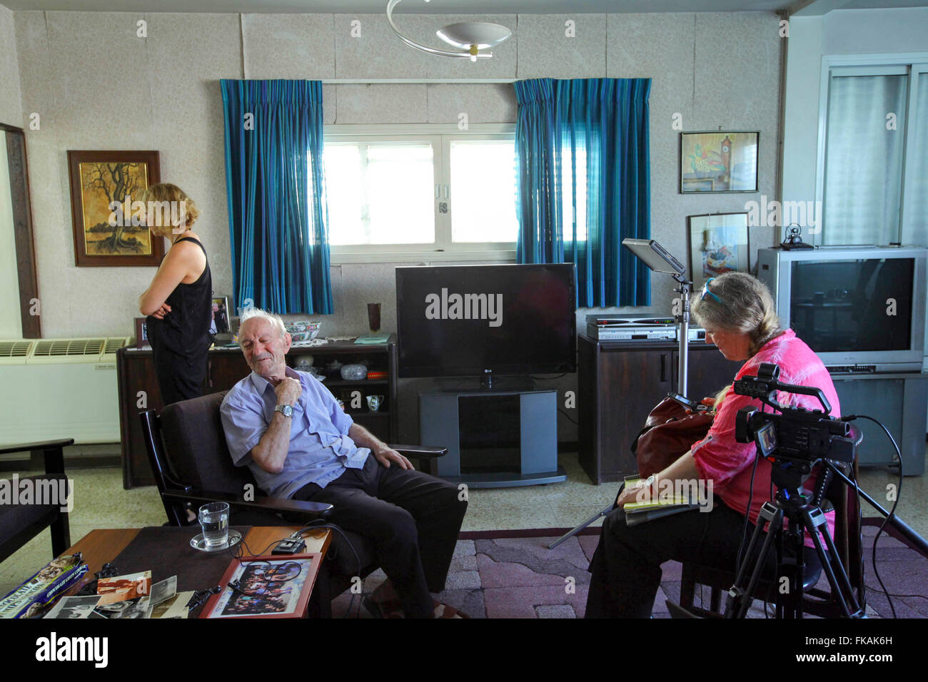 86 Jahre ist alte Avraham Avraham vor einer Videokamera von Yad Vashem Archiv Organisation, interviewt geben testi Stockfoto