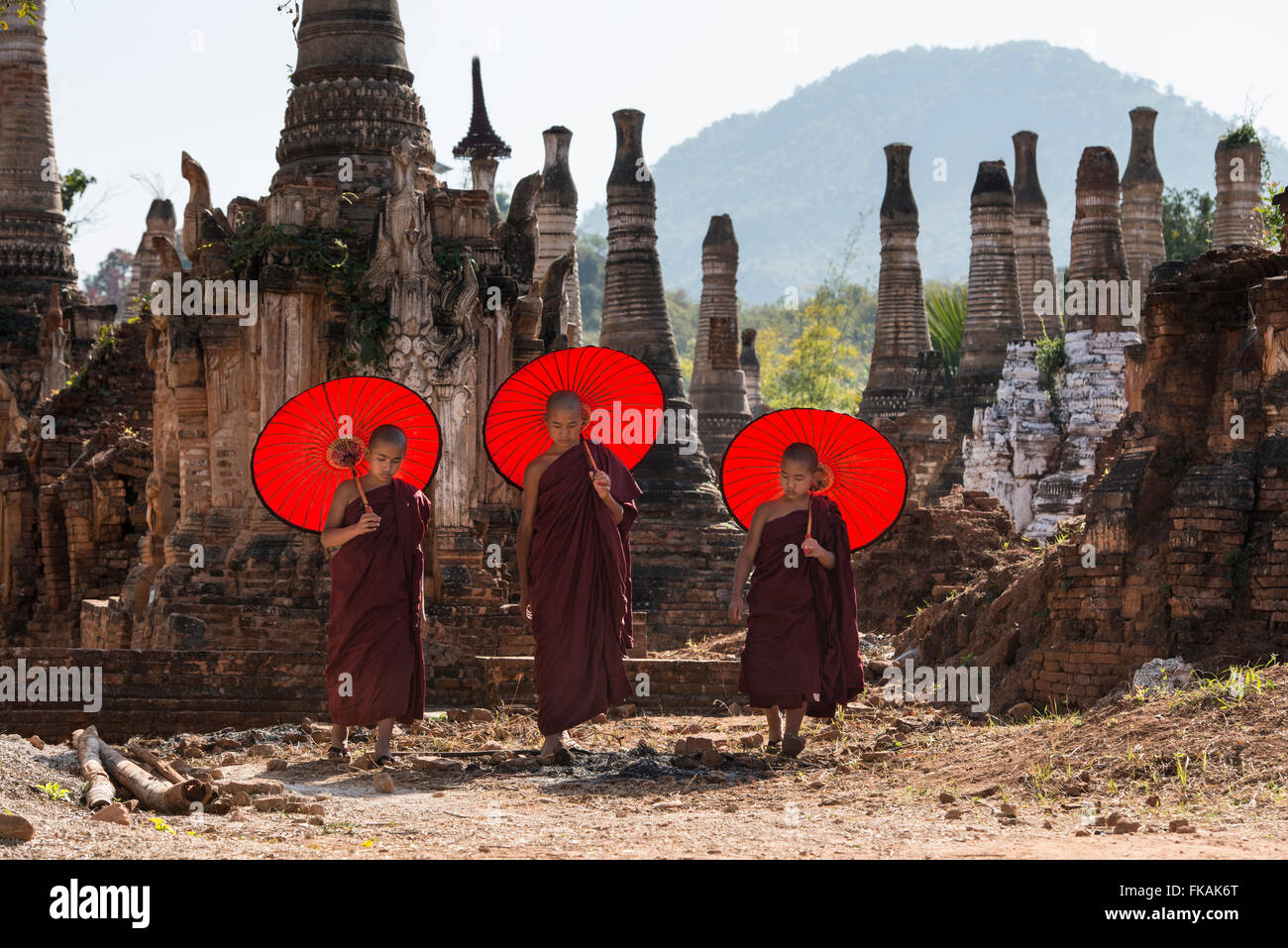 Buddhistischen Novizen mit Sonnenschirmen in Bagan Pagode Tempel, Myanmar Stockfoto