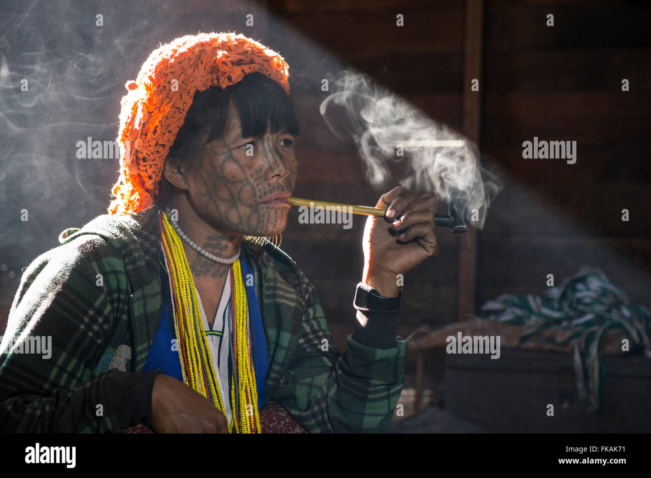 Cho Chin Frau Rauchen, Mindat, Chin-Staat, Myanmar Stockfoto