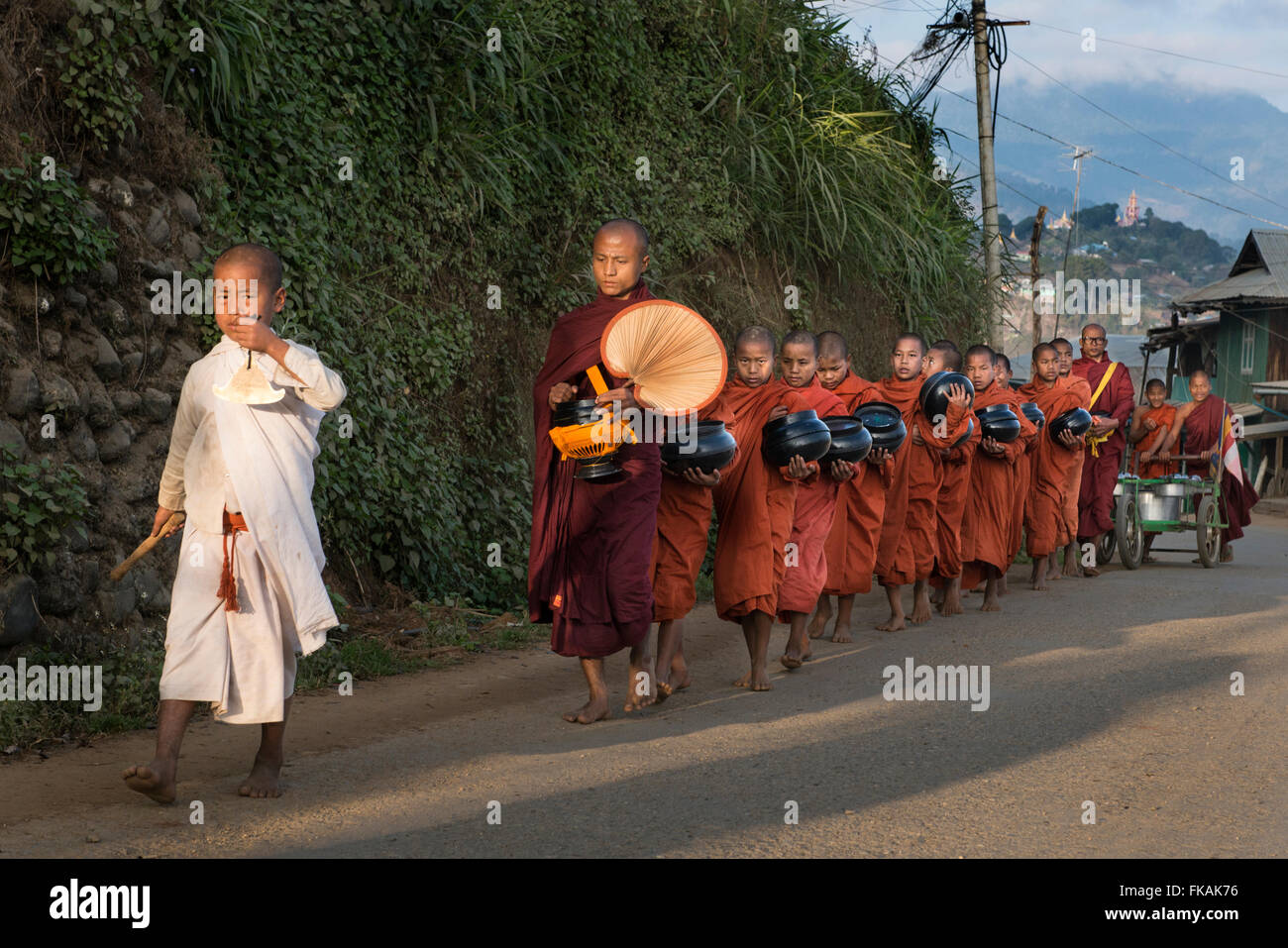 Myanmar, Amarapura, Mahagandayon Kloster, buddhistische Mönche mit Schalen sammeln Lebensmittel-Spende für ihre Mahlzeit Stockfoto