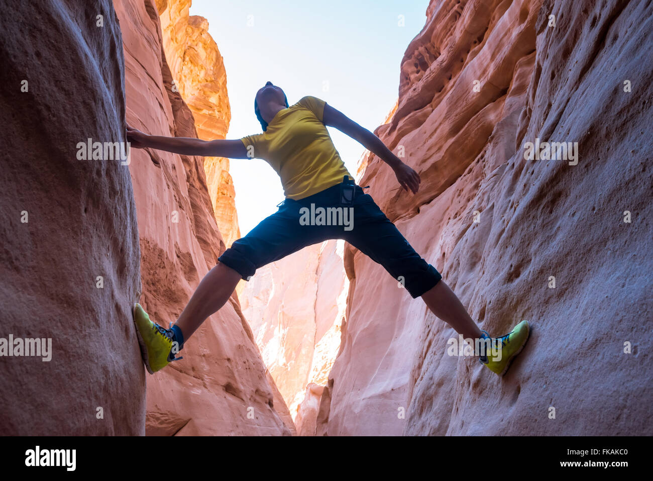 Frau Klettern im Canyon, Sinai, Ägypten Stockfoto