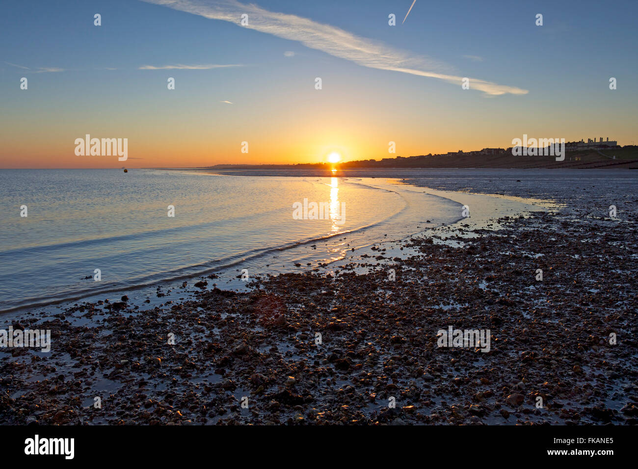 Whitstable, Kent, UK. 8. März 2016: UK Wetter. Sonnenaufgang an einem kalten klaren Morgen an der Meeresküste in Whitstable wie die Flut beginnt sanft wieder herein. Die kalte Luft den Weg für wärmere Luft mit Feder am Horizont in den nächsten Tagen Credit: Alan Payton/Alamy Live News Stockfoto