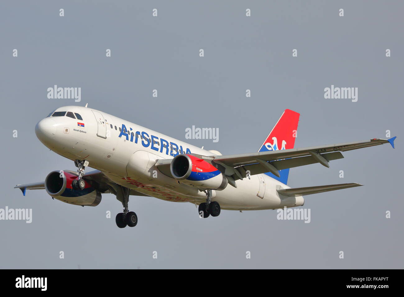 Luft Serbien Airbus A319 YU-APC Landung am Flughafen London Heathrow Stockfoto