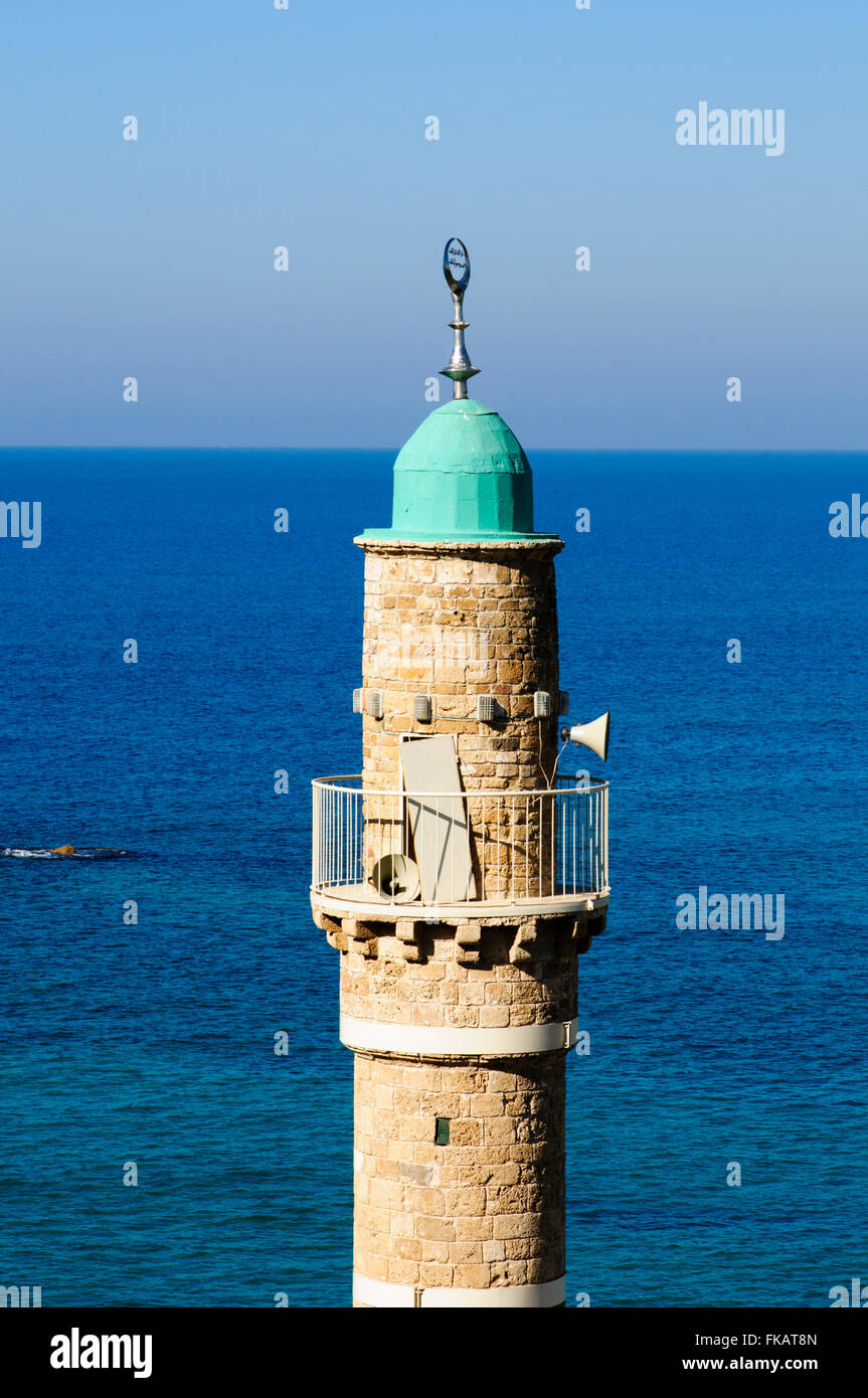 Israel, Tel Aviv - Jaffa, der Turm der Moschee El Baher in old Jaffa das Mittelmeer im Hintergrund Stockfoto