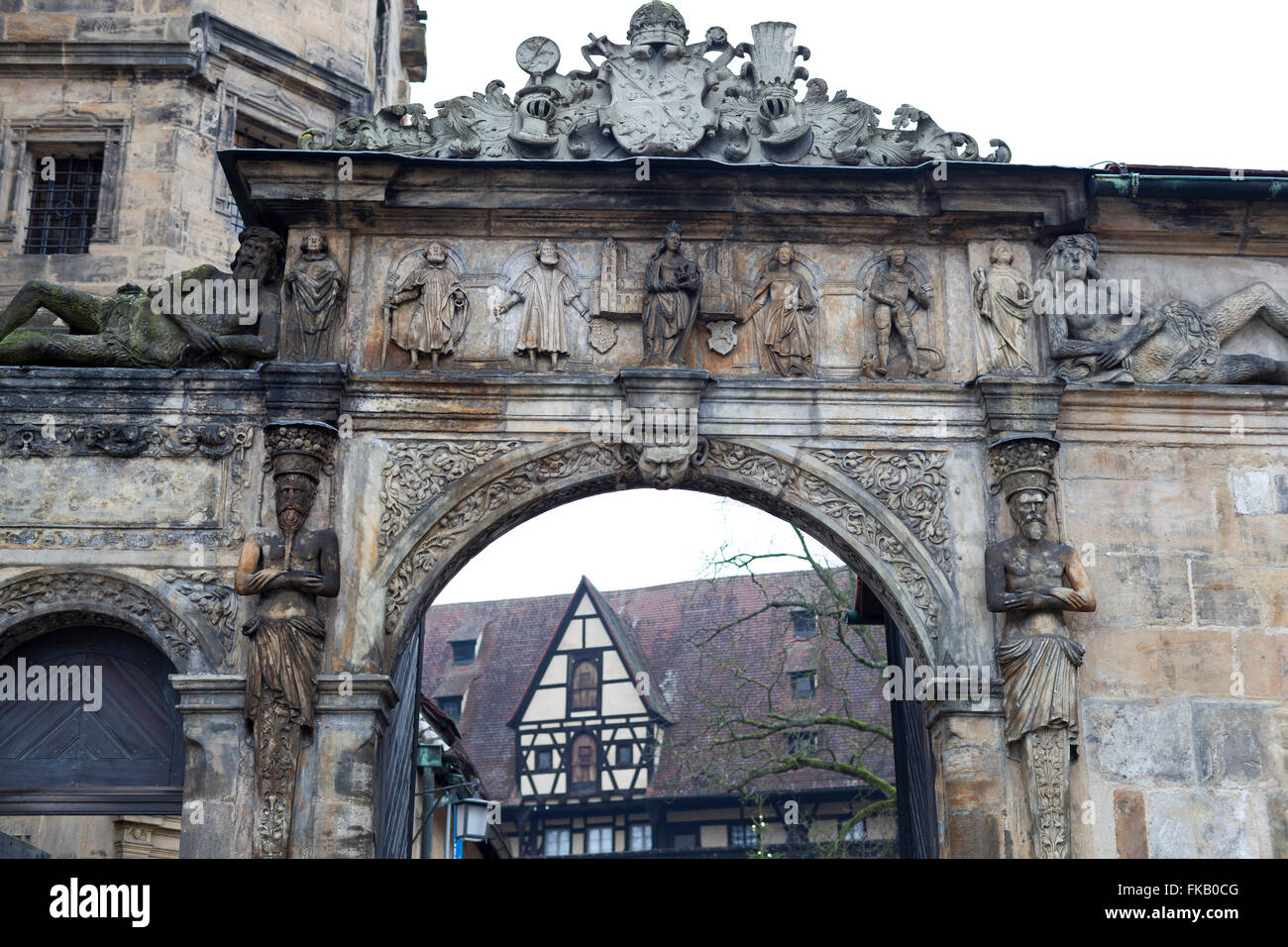 Bamberg. Torbogen mit Basreliefs. Stockfoto