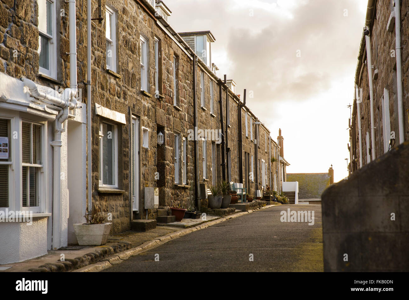 Gesamtansicht einer Straße in St Ives in Cornwall an einem Frühlingsmorgen. Stockfoto