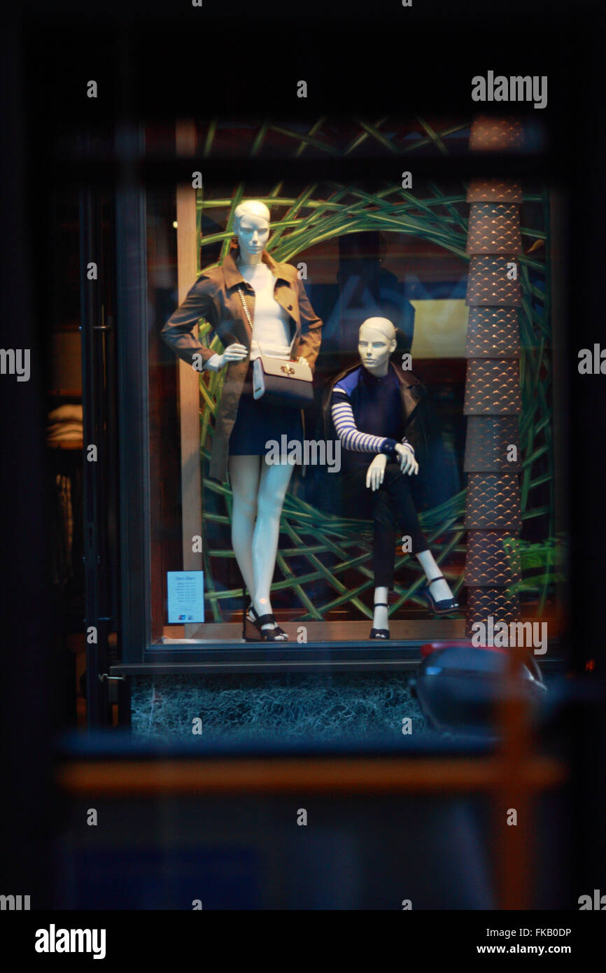 Ein Schaufenster der Store in der Regent Street, London, England, gesehen von der Straße durch die Fenster von einem roten Londoner bus Stockfoto