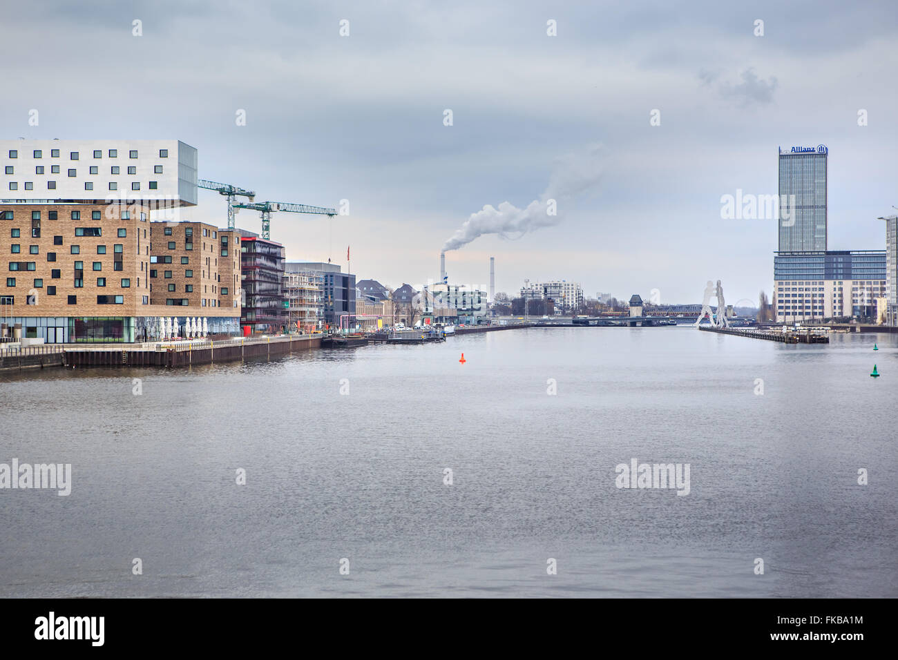 BERLIN, Deutschland - ca. März 2015: Blick über die Spree entlang von Oberbaumbruecke in Berlin, Deutschland, Europa Stockfoto