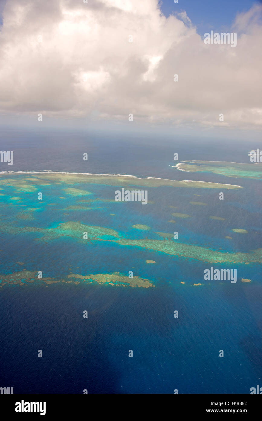 Luftbild von den Buhnen steigt am Rand des Festlandsockels der Agincourt Riffe sind eine kleine Gruppe von Riff Stockfoto