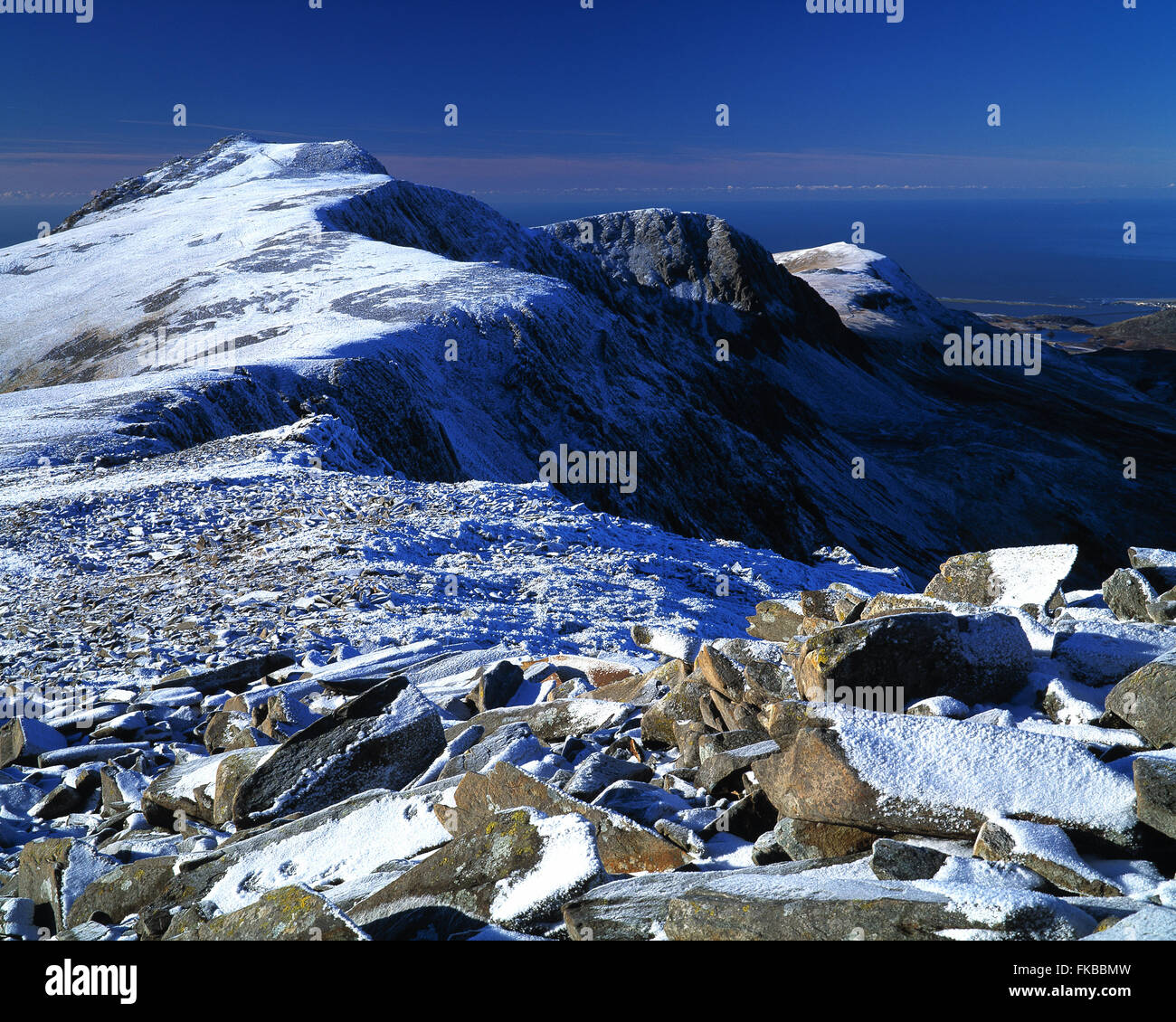 Schneebedeckte Cader Idris in Snowdonia, Gwynedd, Wales UK. Blick entlang des Grates bis zum Gipfel. Stockfoto