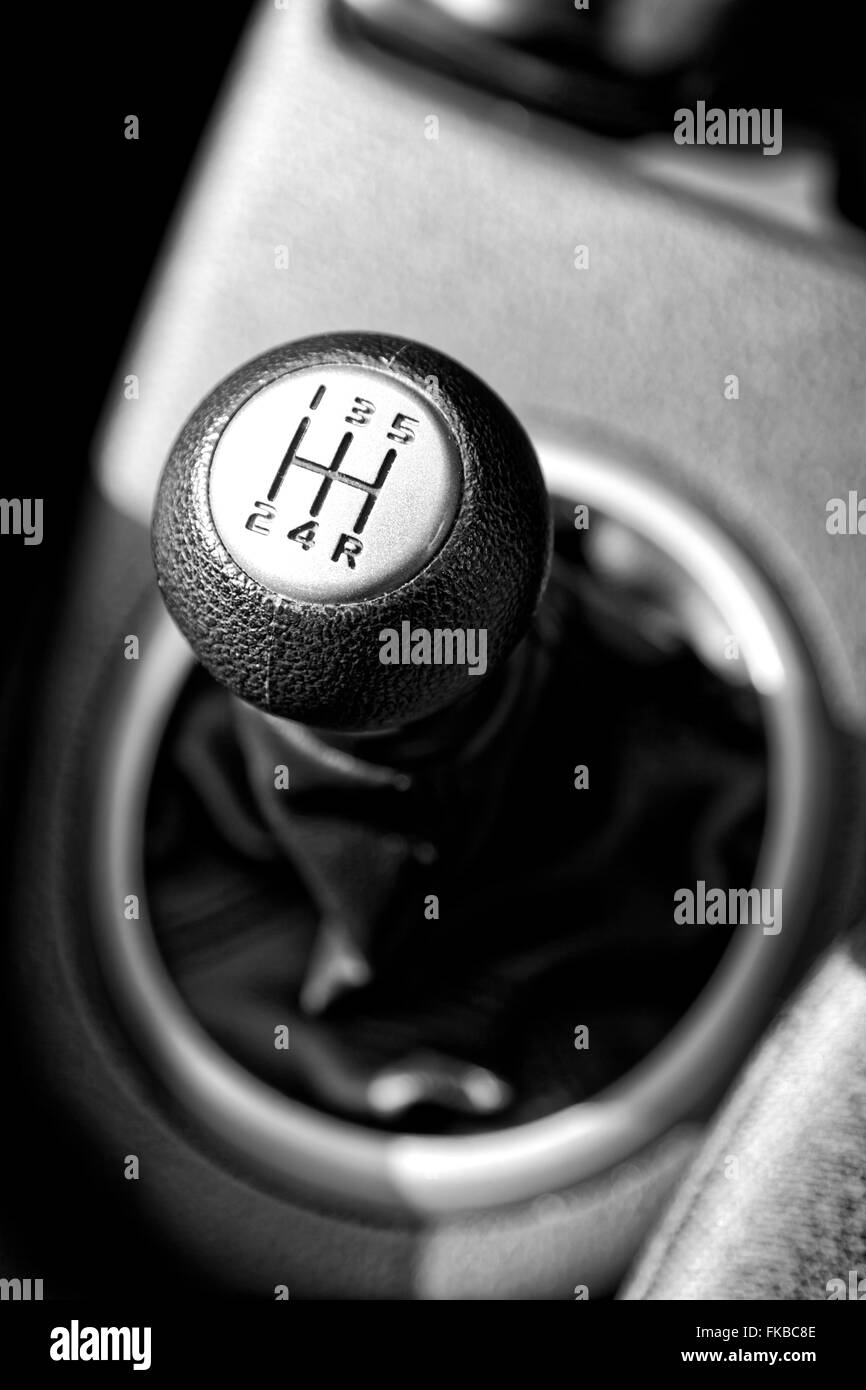 Monochromes Bild eines Kraftfahrzeugs Suzuki SX4 Getriebe Stick. Stockfoto